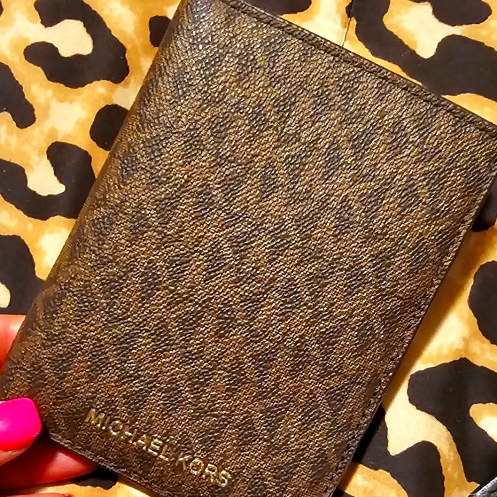 Michael Kors Jet Set Passport Wallet Case